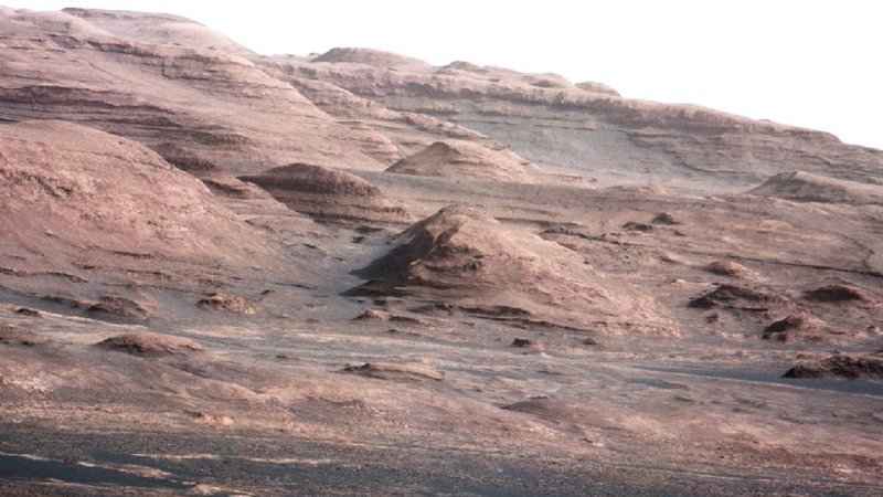 Illustration for article titled Feast your eyes on Curiosity's latest photos of Mars, including new telephoto views of Mt. Sharp!